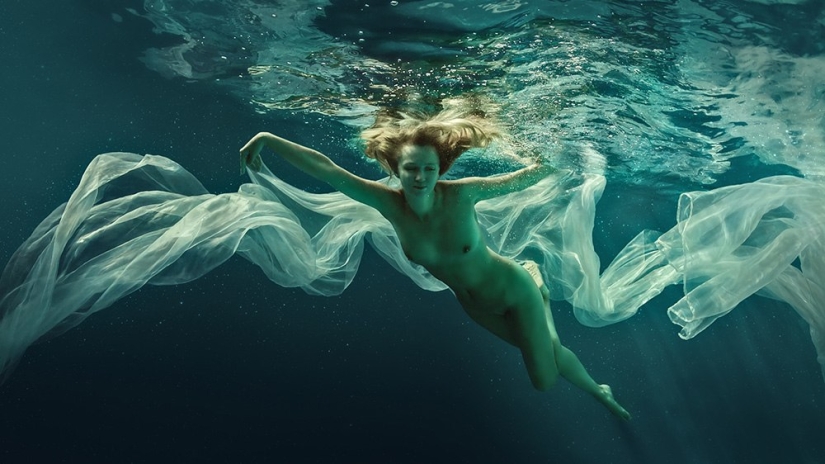 The Element of Water and the Beauty of the Female Body in Dmitry Laudin&#39;s Photographs