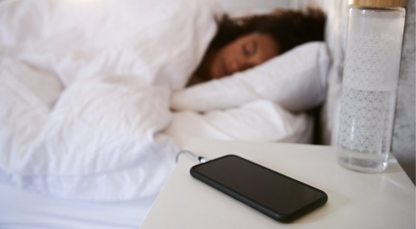 The expert explained why it is impossible to charge your smartphone overnight