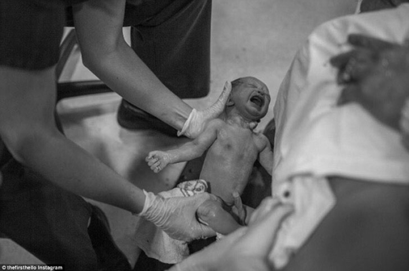 The First "Hello": A Photo Project About the First Meeting of a Mother and Baby