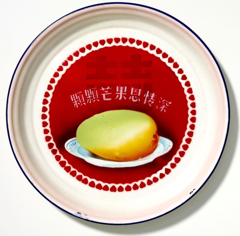 The gift of the "Great helmsman" or As China struck mango madness The gift of the "Great helmsman" or As China struck mango madness