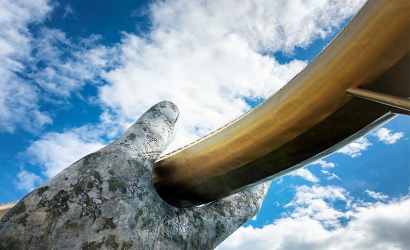 The Golden Bridge in Da Nang is a place in Vietnam that everyone needs to see The Golden Bridge in Da Nang is a place in Vietnam that everyone needs to see