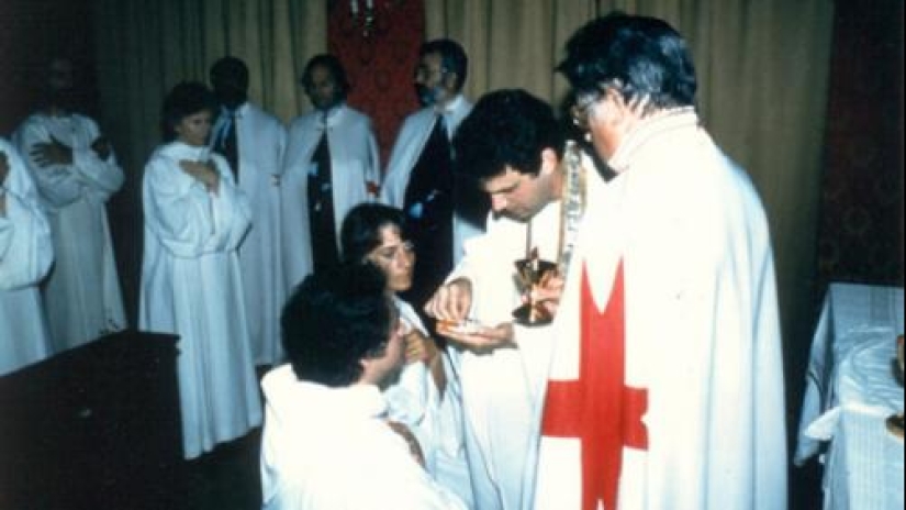 The History of the Order of the Temple of the Sun: How an Undereducated Jeweler Created a Suicide Sect The History of the Order of the Temple of the Sun: How an Undereducated Jeweler Created a Suicide Sect