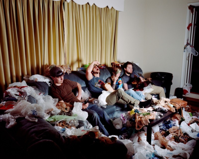 The photographer filled up the apartments of friends with garbage to show what we are doing with the planet