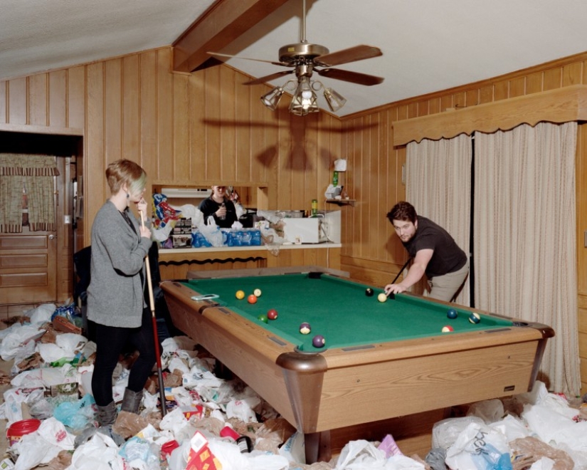 The photographer filled up the apartments of friends with garbage to show what we are doing with the planet