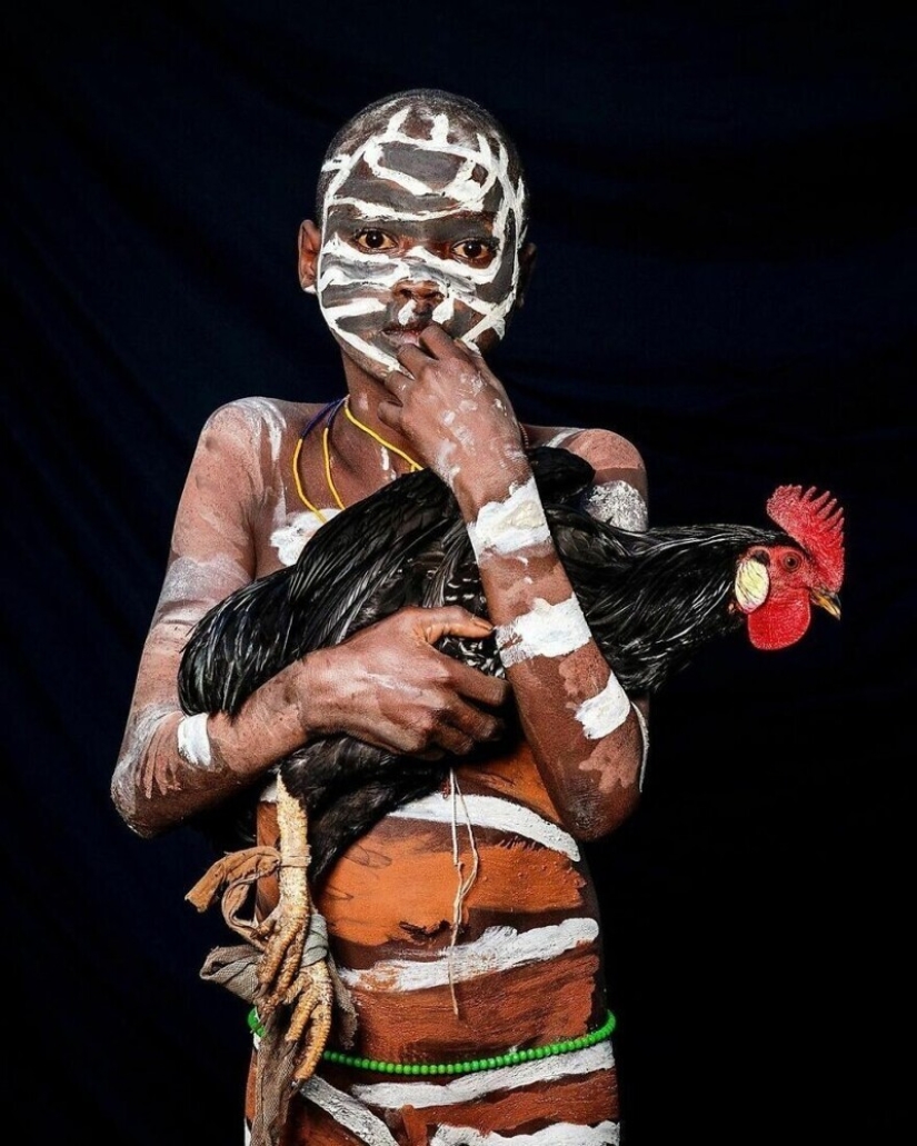 The photographer has shown how the childhood in different parts of the world The photographer has shown how the childhood in different parts of the world