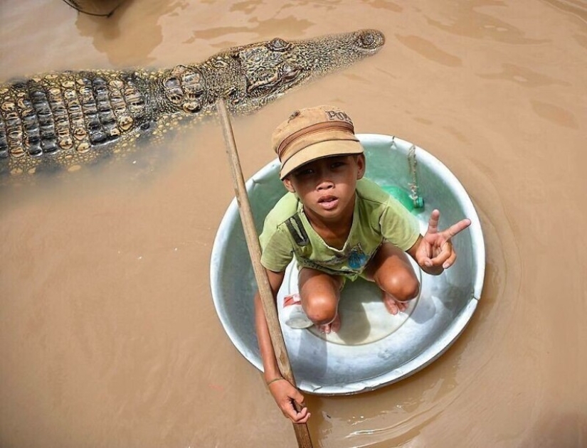 The photographer has shown how the childhood in different parts of the world The photographer has shown how the childhood in different parts of the world