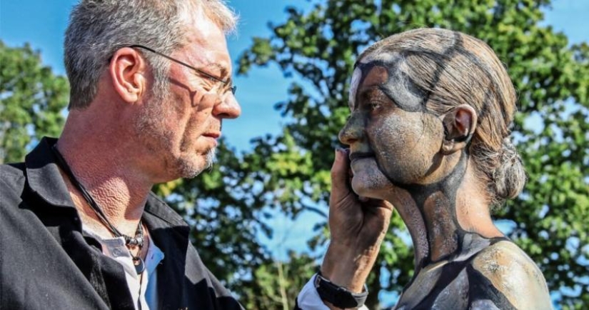 The photographer hides nude models in his landscape works. Can you find them? The photographer hides nude models in his landscape works. Can you find them?