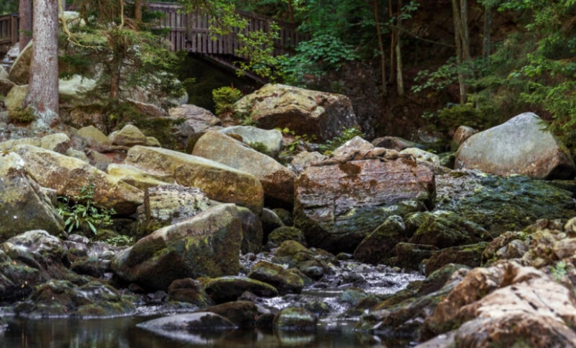 The photographer hides nude models in his landscape works. Can you find them? The photographer hides nude models in his landscape works. Can you find them?