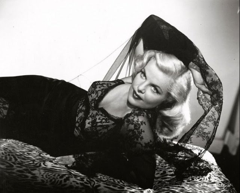 The Queen of film Noir: a great "bad girl" Cleo Moore The Queen of film Noir: a great "bad girl" Cleo Moore