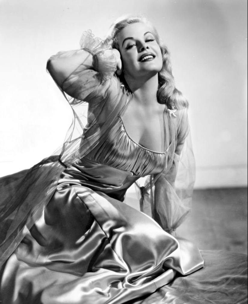 The Queen of film Noir: a great "bad girl" Cleo Moore The Queen of film Noir: a great "bad girl" Cleo Moore