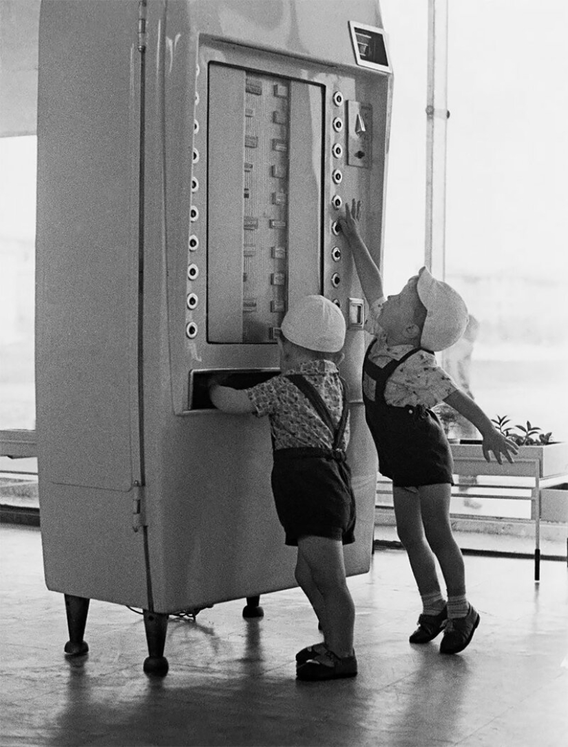 The Soviet "thaw" of the 1960s through the lens of Vladimir Lagrange The Soviet "thaw" of the 1960s through the lens of Vladimir Lagrange