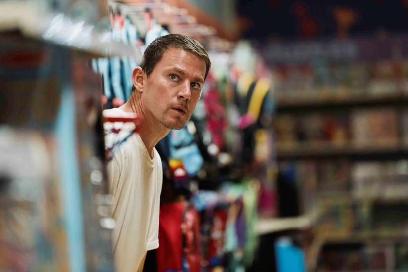 The true story of robber Jeffrey Manchester, who hid on the roof of a toy store.