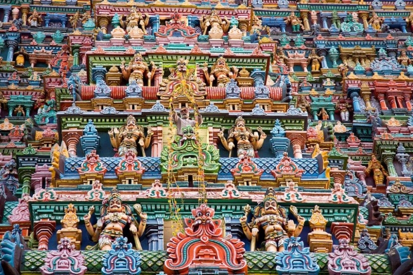 The walls of this Indian temple consist of thousands of sculptures The walls of this Indian temple consist of thousands of sculptures