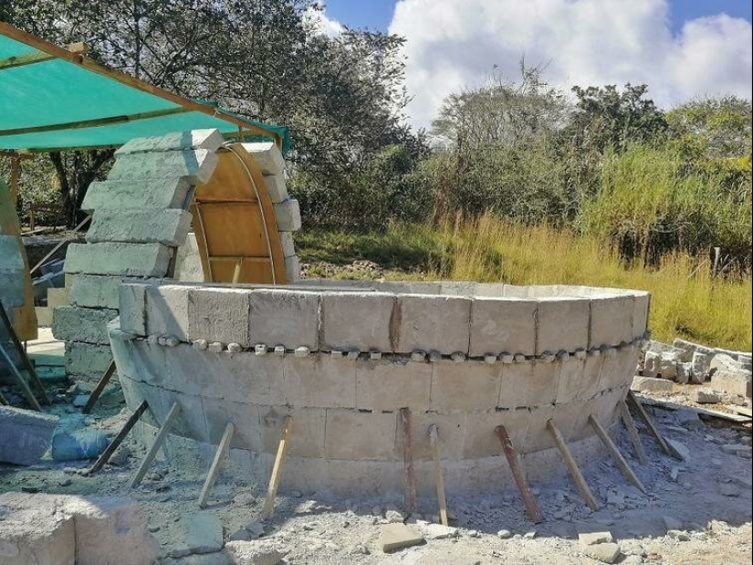 The woman built in the middle of the jungle house is made of concrete and dishwashing detergent The woman built in the middle of the jungle house is made of concrete and dishwashing detergent