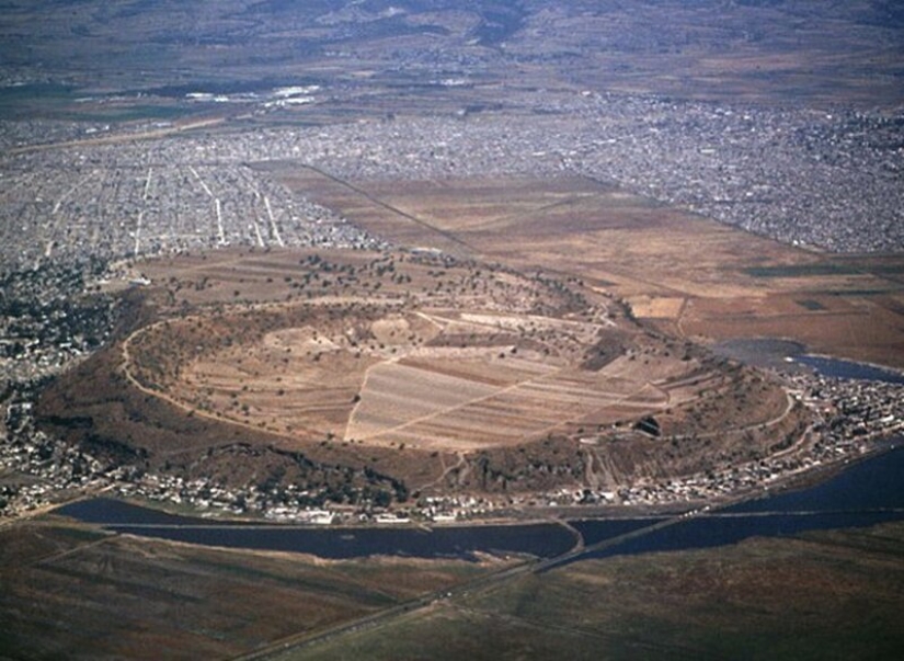 The Xico Crater is a grandiose natural wonder on the outskirts of Mexico City