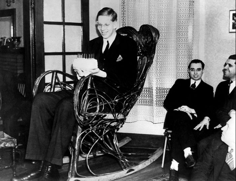 There is a video that shows how big was Robert Wadlow — the tallest man in history