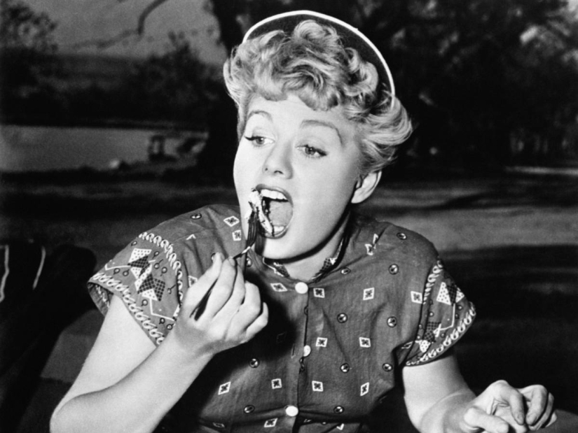 Tips for pregnant women of the past: from just ridiculous to outright harmful Tips for pregnant women of the past: from just ridiculous to outright harmful