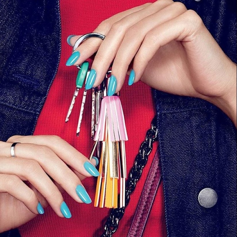 Tirelessly: model earns 5 million euros per day due to its hands Tirelessly: model earns 5 million euros per day due to its hands