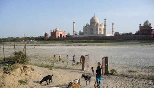 Tourists have no place here: world attractions taken from an extremely unfavorable angle