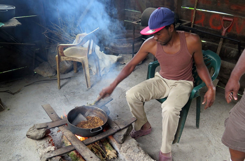 ¿Traes una bolsa de plástico? Costumbres mundiales, donde inesperadamente puedes encontrarte como un criminal.