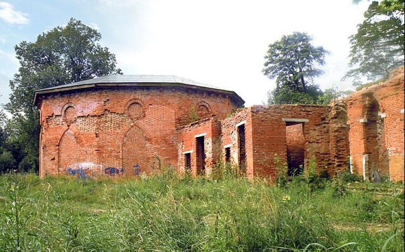 Tsar-bath: what secrets are hidden by a giant bowl in an abandoned palace Tsar-bath: what secrets are hidden by a giant bowl in an abandoned palace