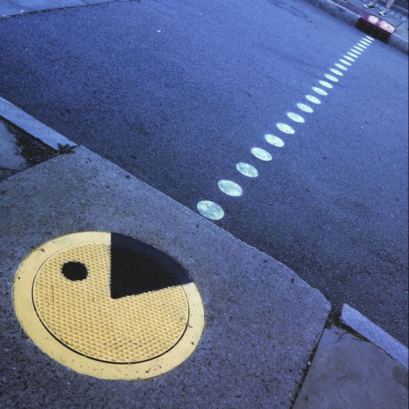 Un artista de Nueva York sabe tocar un nocturno en una flauta de desagüe Un artista de Nueva York sabe tocar un nocturno en una flauta de desagüe