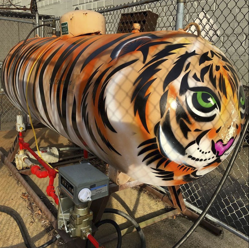 Un artista de Nueva York sabe tocar un nocturno en una flauta de desagüe Un artista de Nueva York sabe tocar un nocturno en una flauta de desagüe