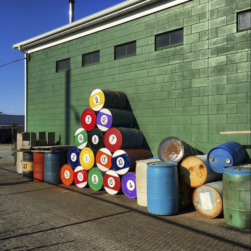 Un artista de Nueva York sabe tocar un nocturno en una flauta de desagüe Un artista de Nueva York sabe tocar un nocturno en una flauta de desagüe