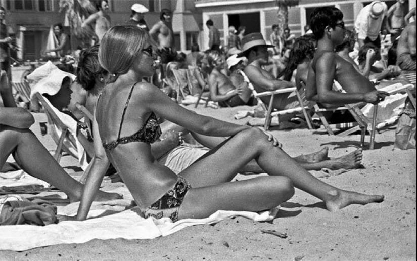 Un día en una playa de California en agosto de 1970 Un día en una playa de California en agosto de 1970