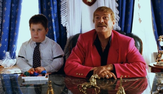 Un dato espeluznante de la comedia negra "Dead Man's Bluff" que pocas personas conocen Un dato espeluznante de la comedia negra "Dead Man's Bluff" que pocas personas conocen