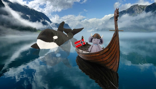 Un elefante de peluche perdido viaja por el mundo Un elefante de peluche perdido viaja por el mundo