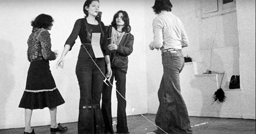 Un experimento terrible: la artista estuvo atenta durante 6 horas y permitió que la audiencia hiciera cualquier cosa con ella Un experimento terrible: la artista estuvo atenta durante 6 horas y permitió que la audiencia hiciera cualquier cosa con ella