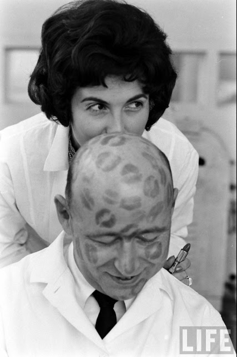 Un hombre debe ser calvo, el mejor trabajo del mundo es un probador de lápiz labial Un hombre debe ser calvo, el mejor trabajo del mundo es un probador de lápiz labial