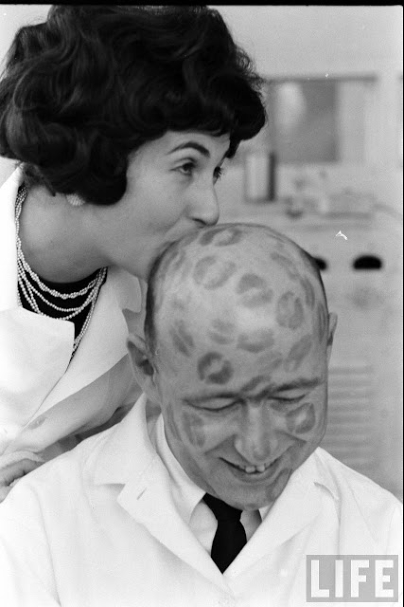 Un hombre debe ser calvo, el mejor trabajo del mundo es un probador de lápiz labial Un hombre debe ser calvo, el mejor trabajo del mundo es un probador de lápiz labial