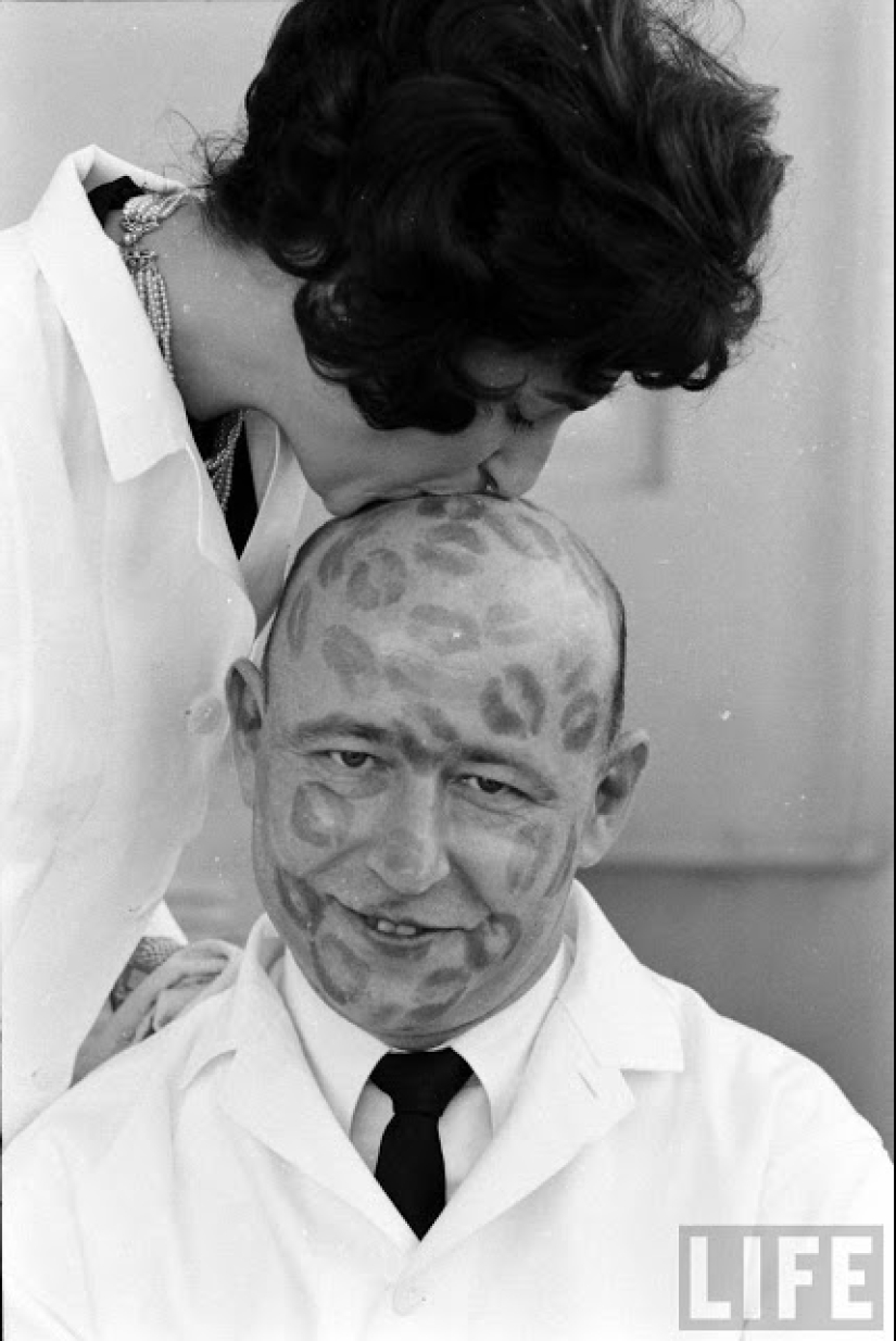 Un hombre debe ser calvo, el mejor trabajo del mundo es un probador de lápiz labial Un hombre debe ser calvo, el mejor trabajo del mundo es un probador de lápiz labial