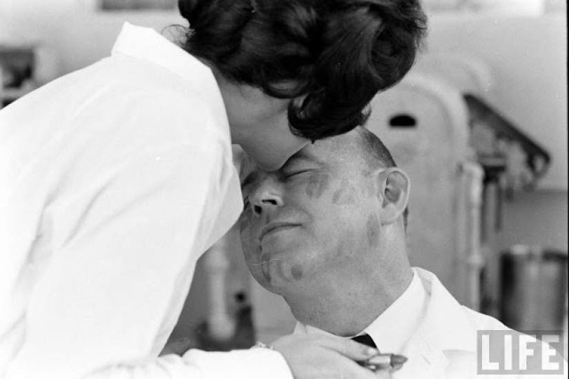 Un hombre debe ser calvo, el mejor trabajo del mundo es un probador de lápiz labial Un hombre debe ser calvo, el mejor trabajo del mundo es un probador de lápiz labial