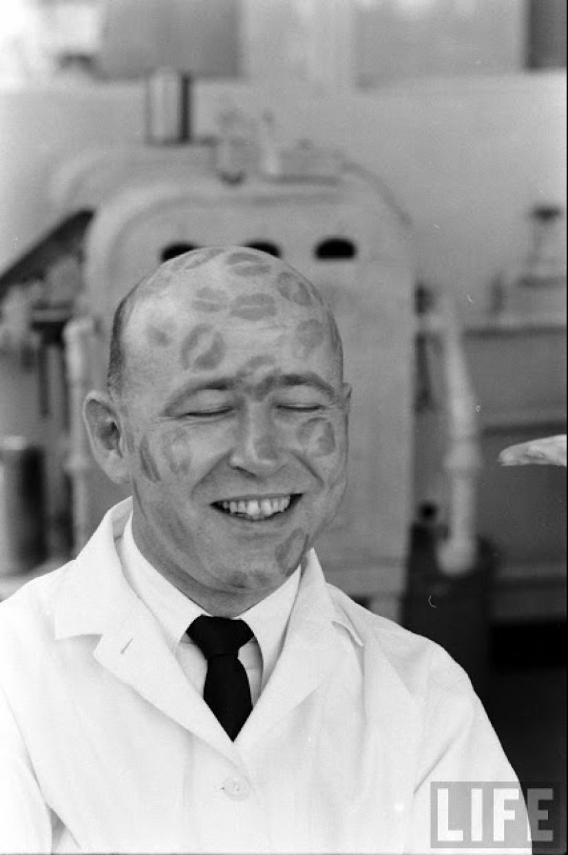 Un hombre debe ser calvo, el mejor trabajo del mundo es un probador de lápiz labial Un hombre debe ser calvo, el mejor trabajo del mundo es un probador de lápiz labial