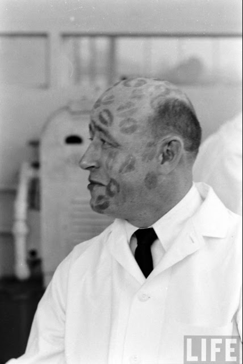 Un hombre debe ser calvo, el mejor trabajo del mundo es un probador de lápiz labial Un hombre debe ser calvo, el mejor trabajo del mundo es un probador de lápiz labial