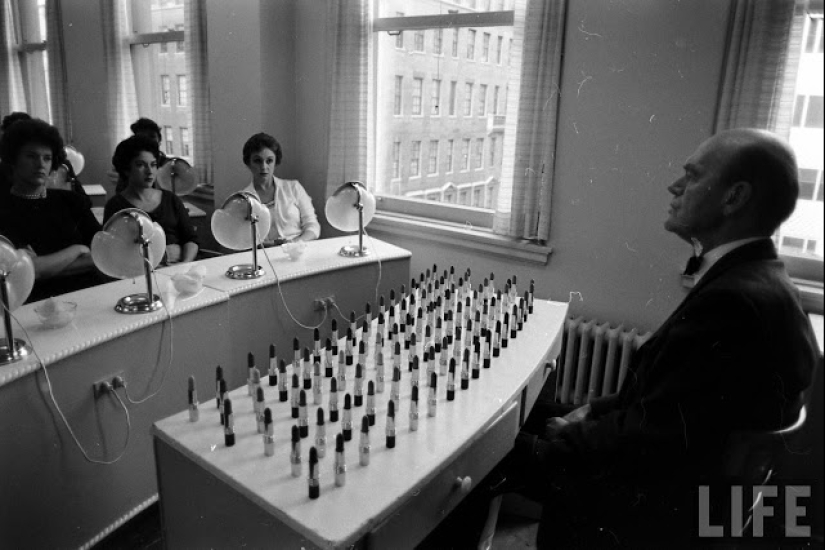 Un hombre debe ser calvo, el mejor trabajo del mundo es un probador de lápiz labial Un hombre debe ser calvo, el mejor trabajo del mundo es un probador de lápiz labial