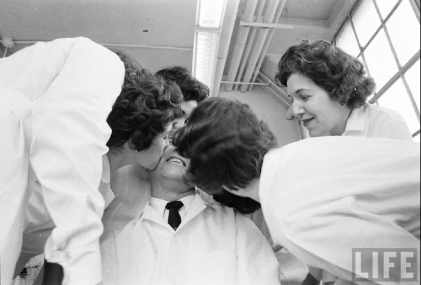 Un hombre debe ser calvo, el mejor trabajo del mundo es un probador de lápiz labial Un hombre debe ser calvo, el mejor trabajo del mundo es un probador de lápiz labial