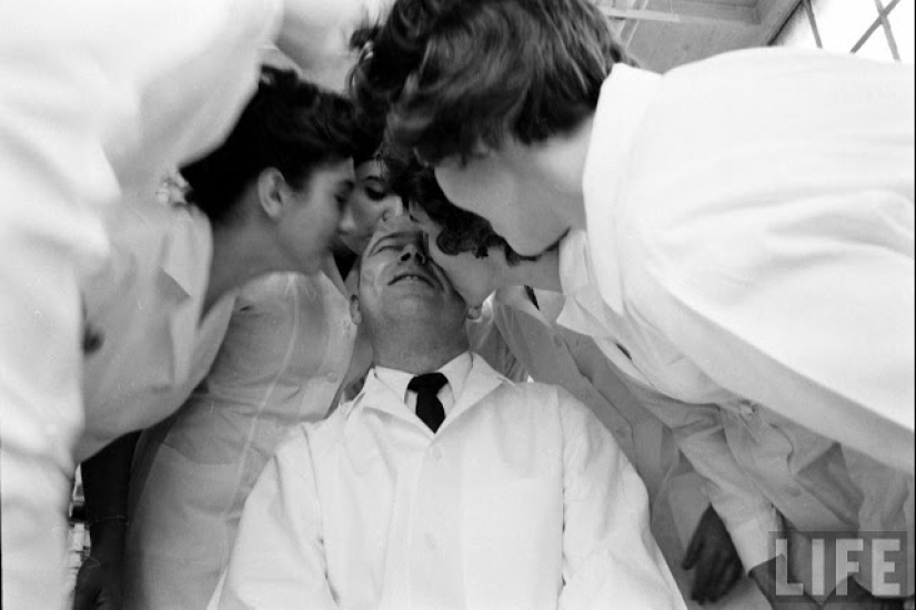 Un hombre debe ser calvo, el mejor trabajo del mundo es un probador de lápiz labial Un hombre debe ser calvo, el mejor trabajo del mundo es un probador de lápiz labial