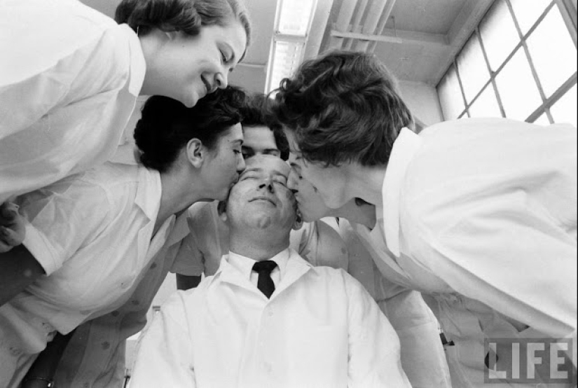 Un hombre debe ser calvo, el mejor trabajo del mundo es un probador de lápiz labial Un hombre debe ser calvo, el mejor trabajo del mundo es un probador de lápiz labial