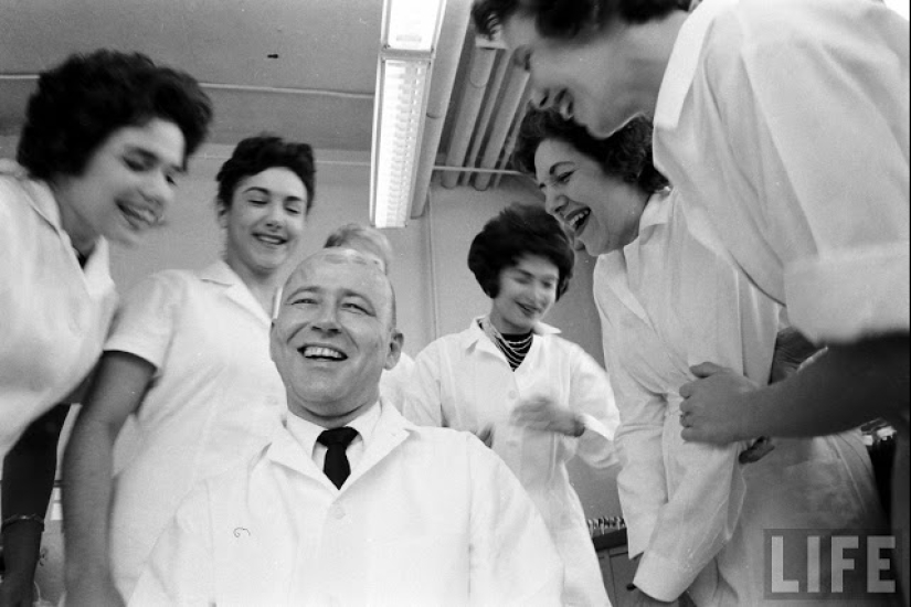 Un hombre debe ser calvo, el mejor trabajo del mundo es un probador de lápiz labial Un hombre debe ser calvo, el mejor trabajo del mundo es un probador de lápiz labial