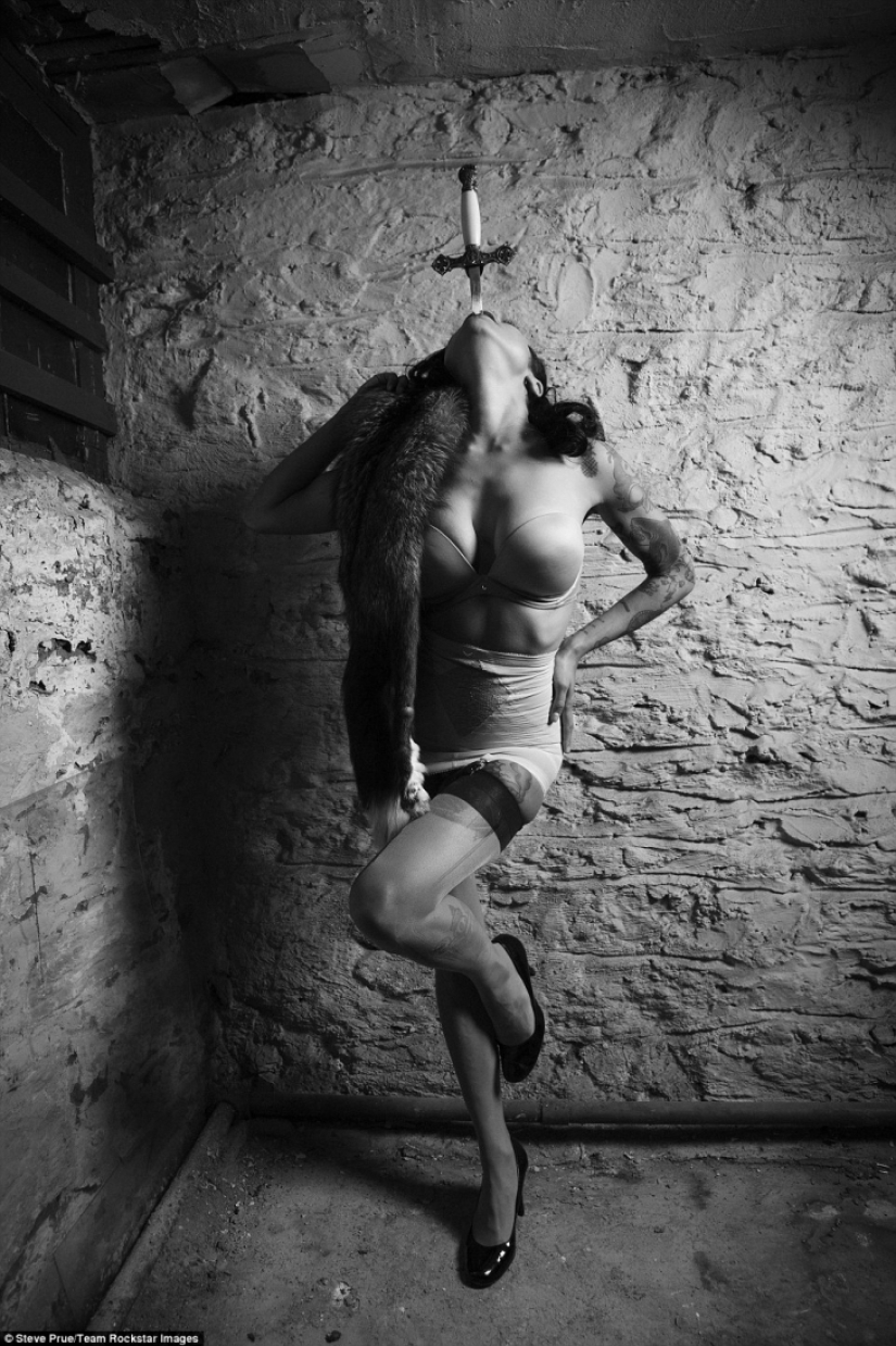 Una ex colegiala mormona se ha convertido en la más inusual sword swallower en el mundo Una ex colegiala mormona se ha convertido en la más inusual sword swallower en el mundo