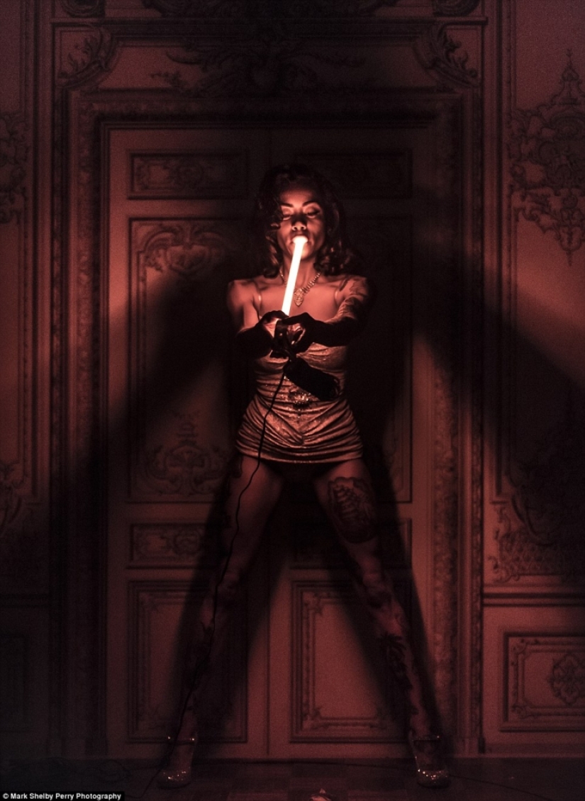 Una ex colegiala mormona se ha convertido en la más inusual sword swallower en el mundo Una ex colegiala mormona se ha convertido en la más inusual sword swallower en el mundo