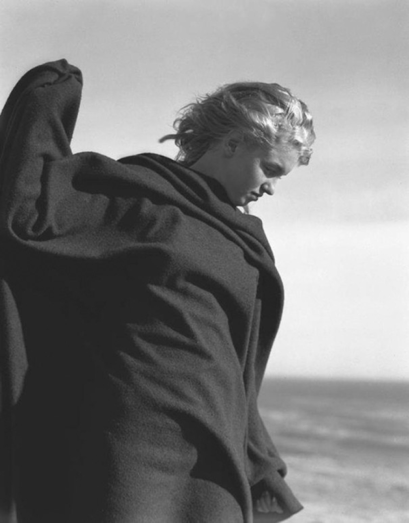 Unknown beach photos of Marilyn Monroe taken by her lover