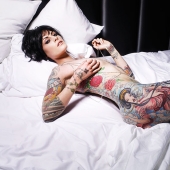 Vestida con un tatuaje: "pintó" las musas de Warwick San