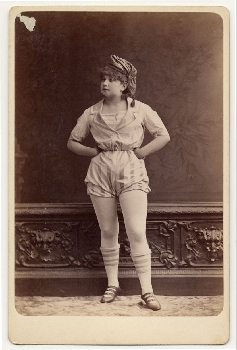 Victorian era burlesque dancers