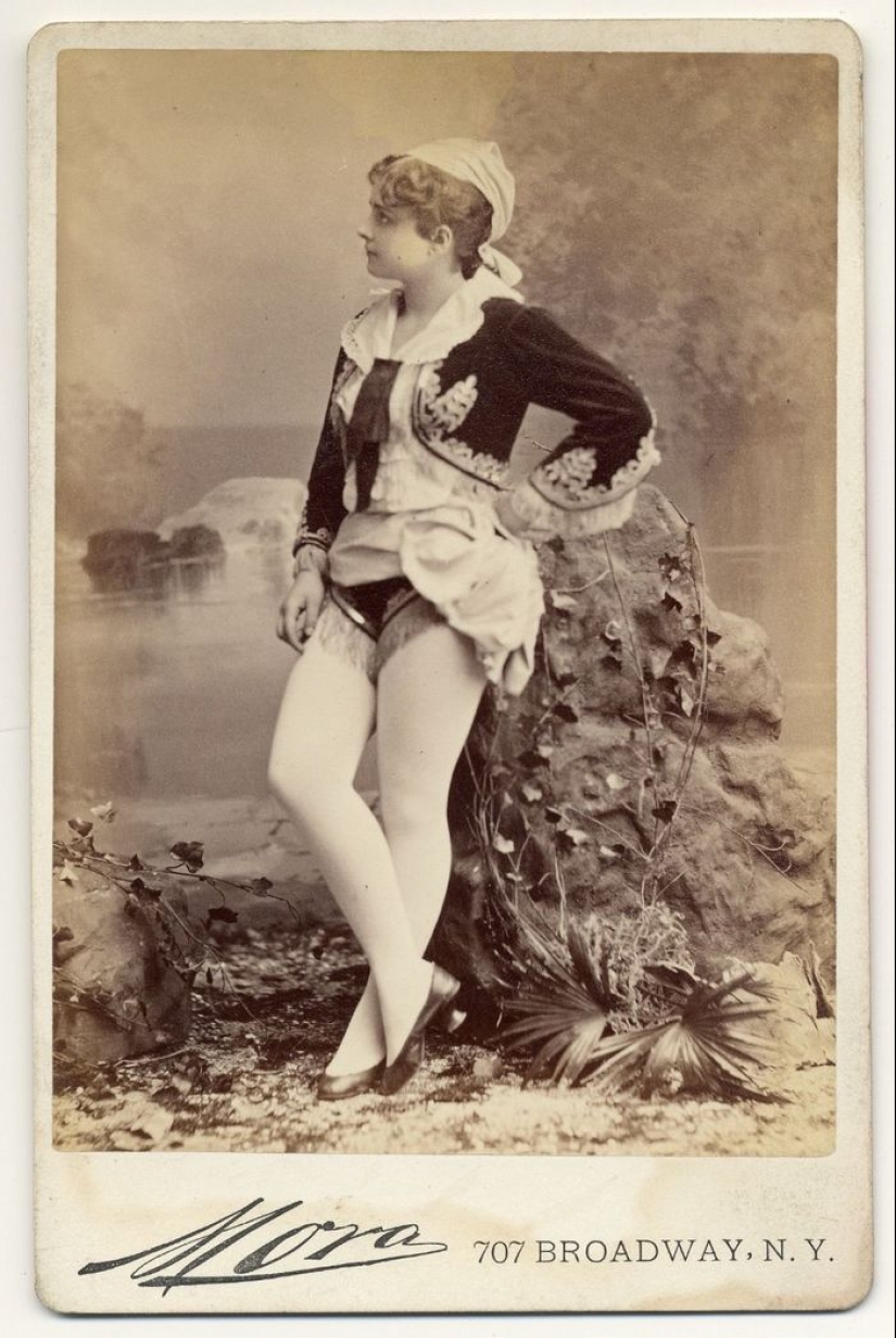 Victorian era burlesque dancers
