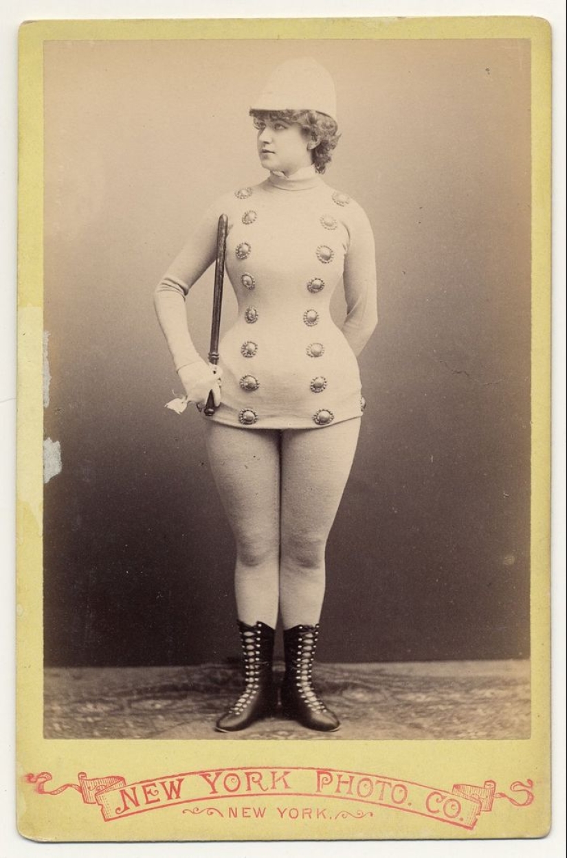 Victorian era burlesque dancers